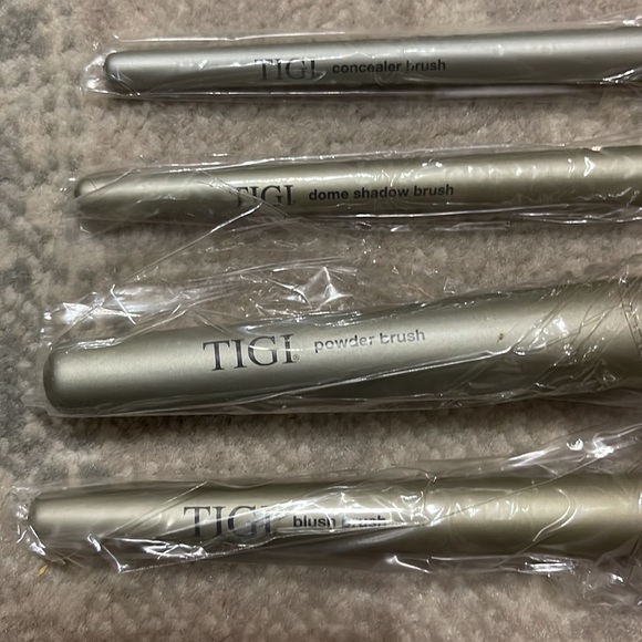TIGI Cosmetics - Picture 4 of 6